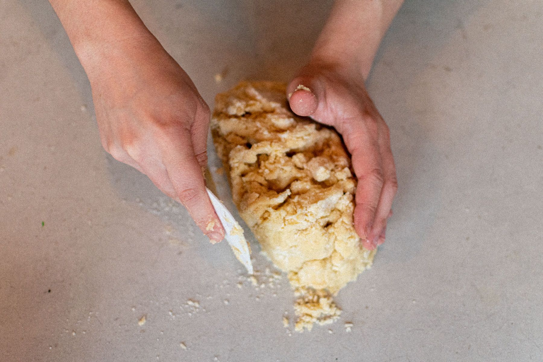 pétrissage de la pâte avec une corne