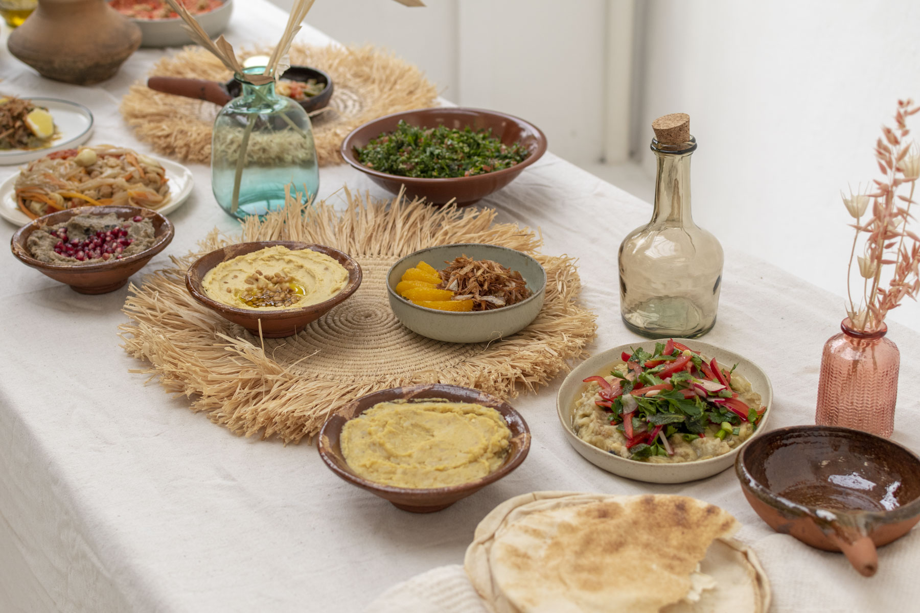 Table remplie de plats réalisés avec le cours "Les mezzés froids" d'Artesane