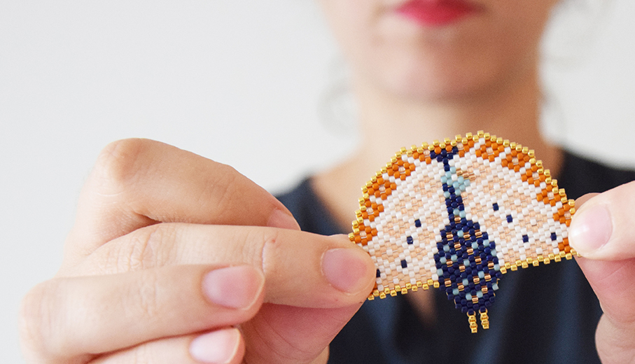 Découvrez la beauté du tissage peyote de perles  Miyuki avec notre magnifique motif de paon !