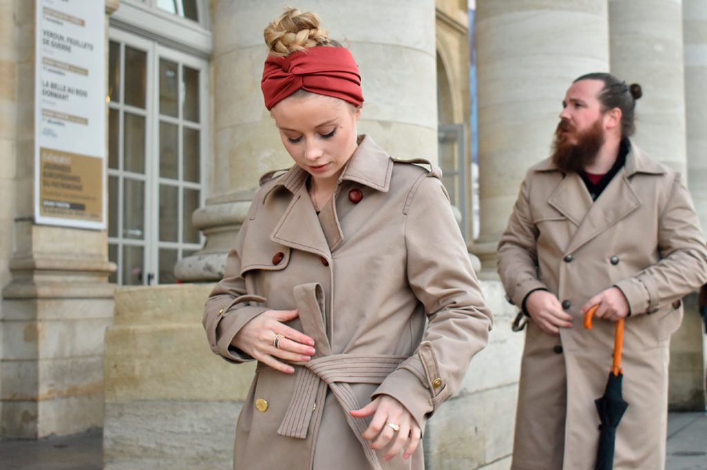 Charlotte et Guénael portent le trench