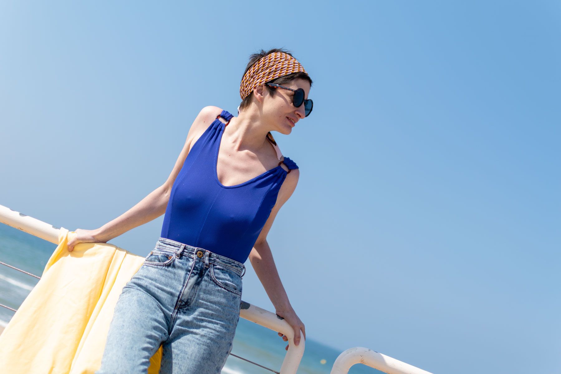 maillots de bain une pièce "Majorelle" portés par une mannequin avec un jean