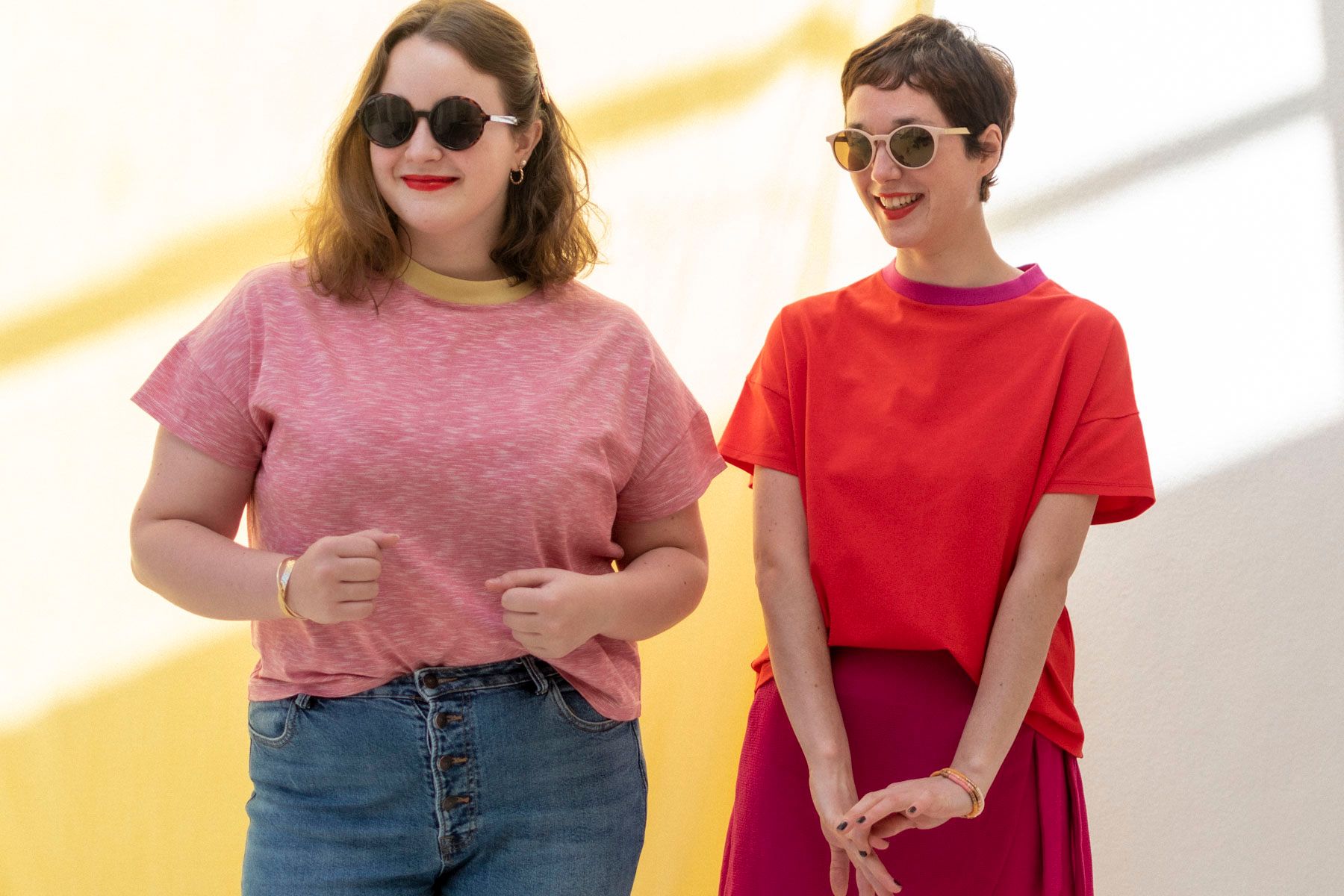 deux jeunes femmes portant des tee-shirts réalisés grâce au cours 21/5/2022B3 Titre du cours "Je couds mon premier tee-shirt à la surjeteuse" d'Artesane