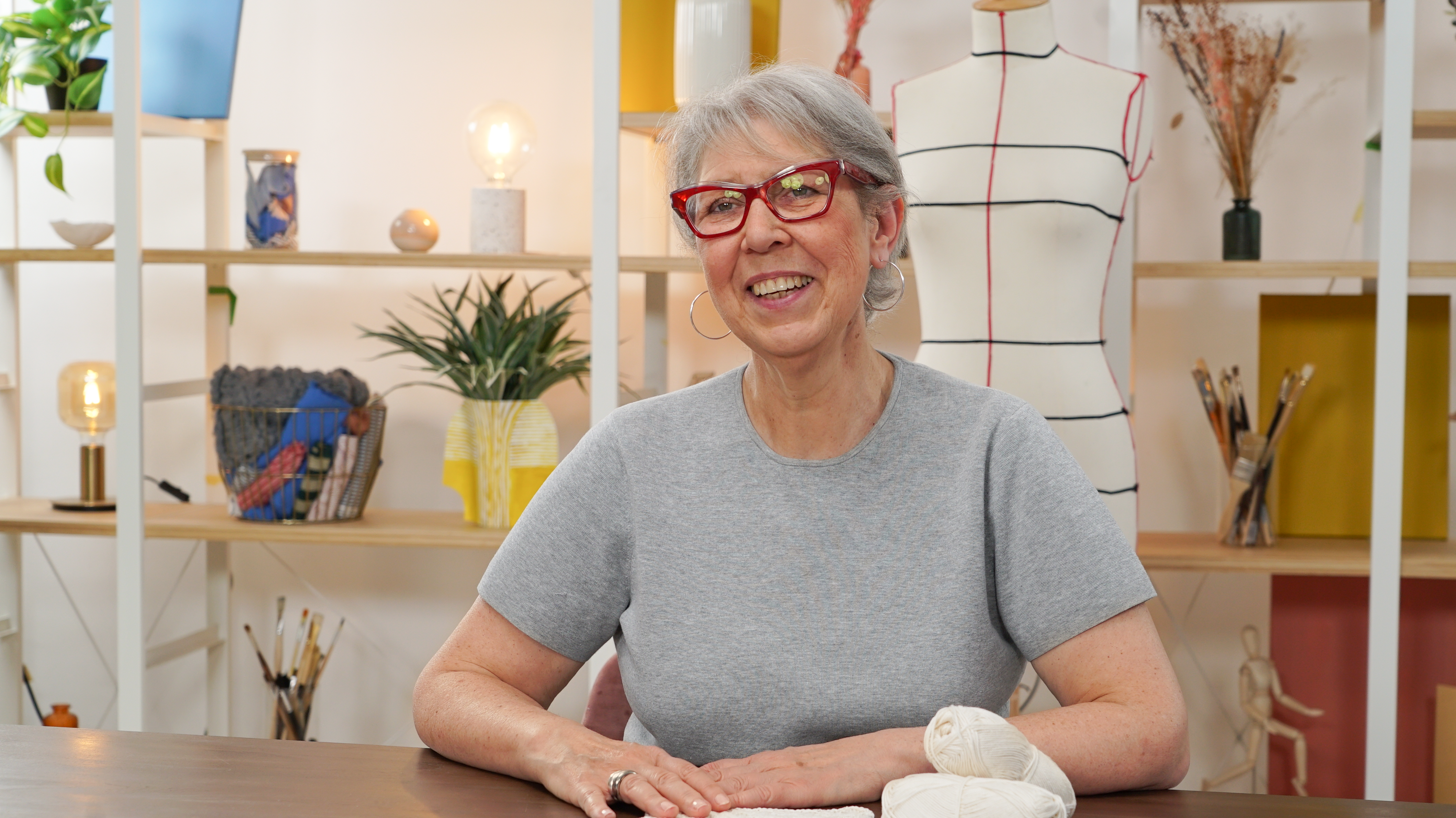 portrait de marie-noelle bayard pris lors du tournage du cours "je crochète mon premier vêtement" d'Artesane