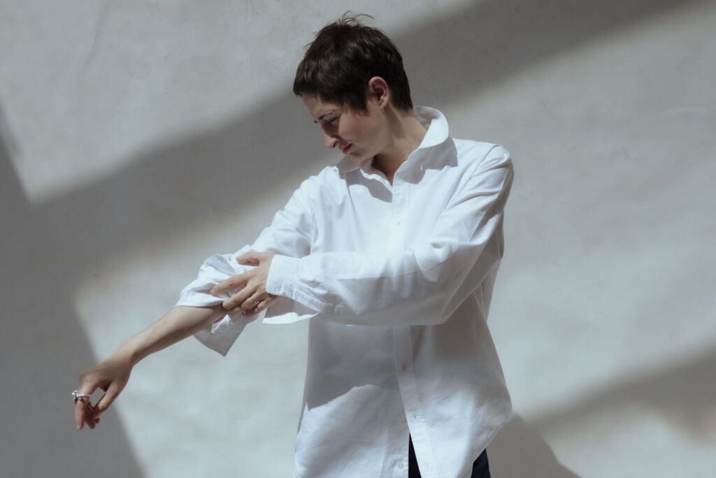 La chemise classique, une pièce élégante, androgyne et incontournable