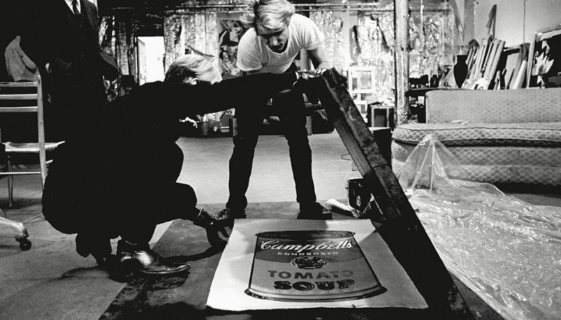 Andy Warhol dans son atelier