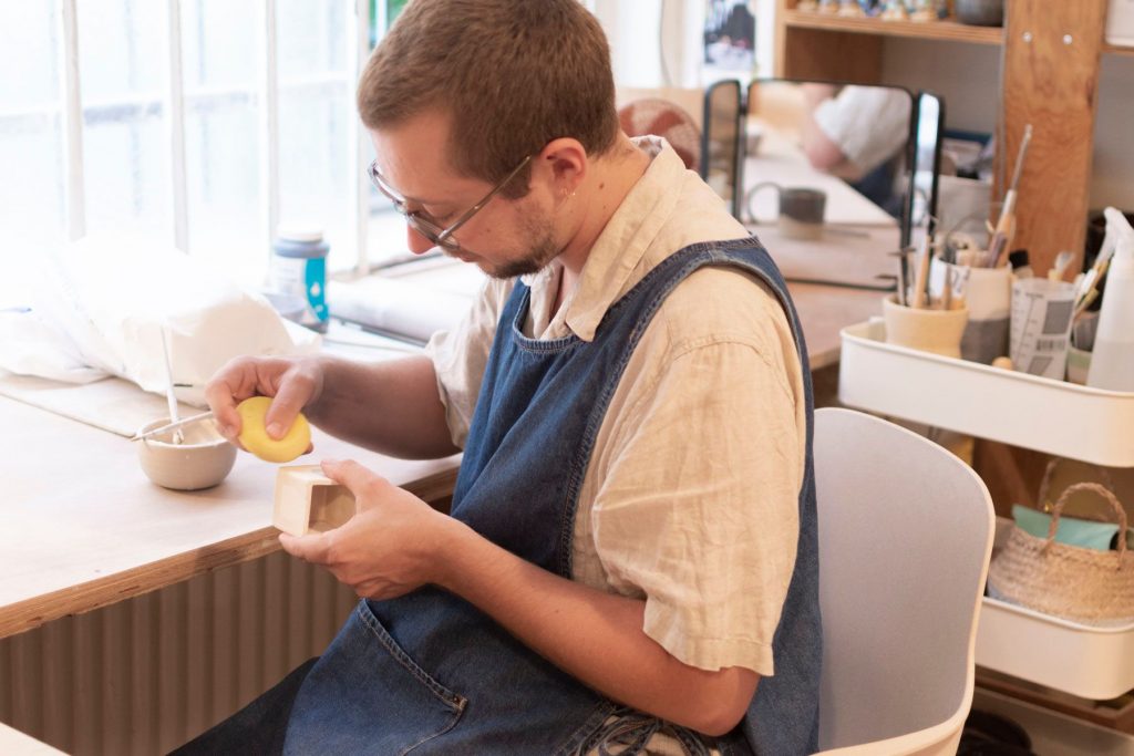 Corentin Brison travaillant dans son atelier