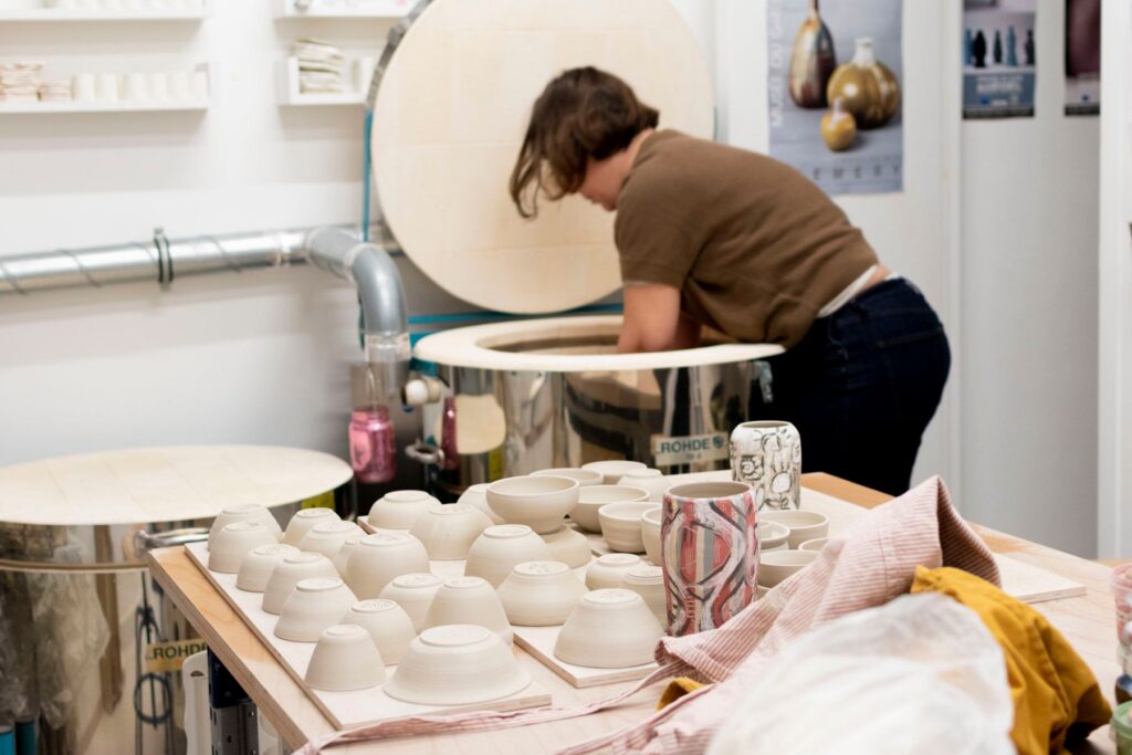 Une céramiste au travail dans son atelier